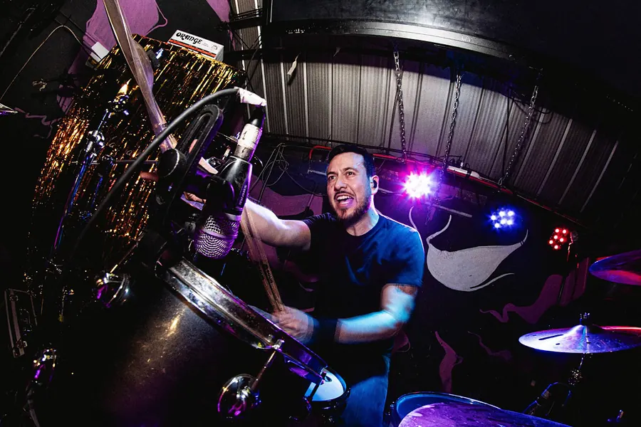 Baterista gritando mientras toca