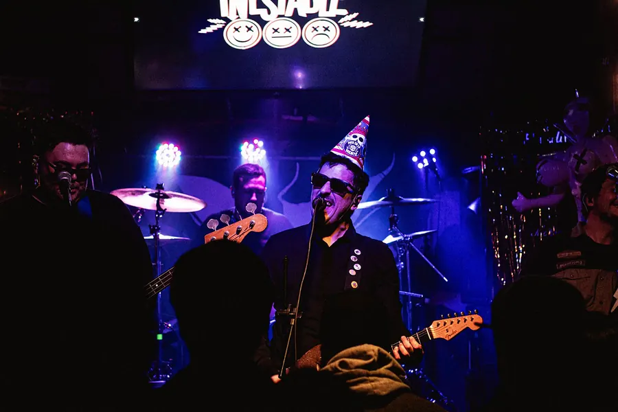 Vocalista con gorro de cumpleaños
