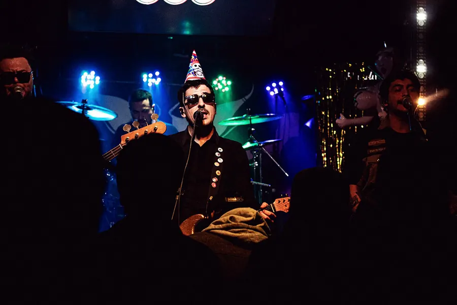 Vocalista con gorro de fiesta, luces azules